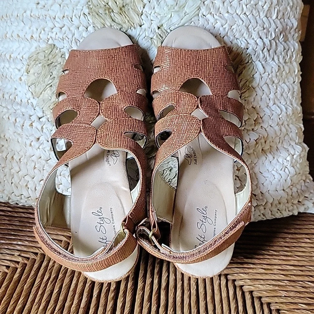 NWOT,  Soft Style Patsie, sandals, size  7.5 narrow, bronze